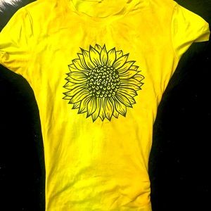Yellow Size Medium Sunflower 🌻 T-Shirt in Semi -Tye- Dye